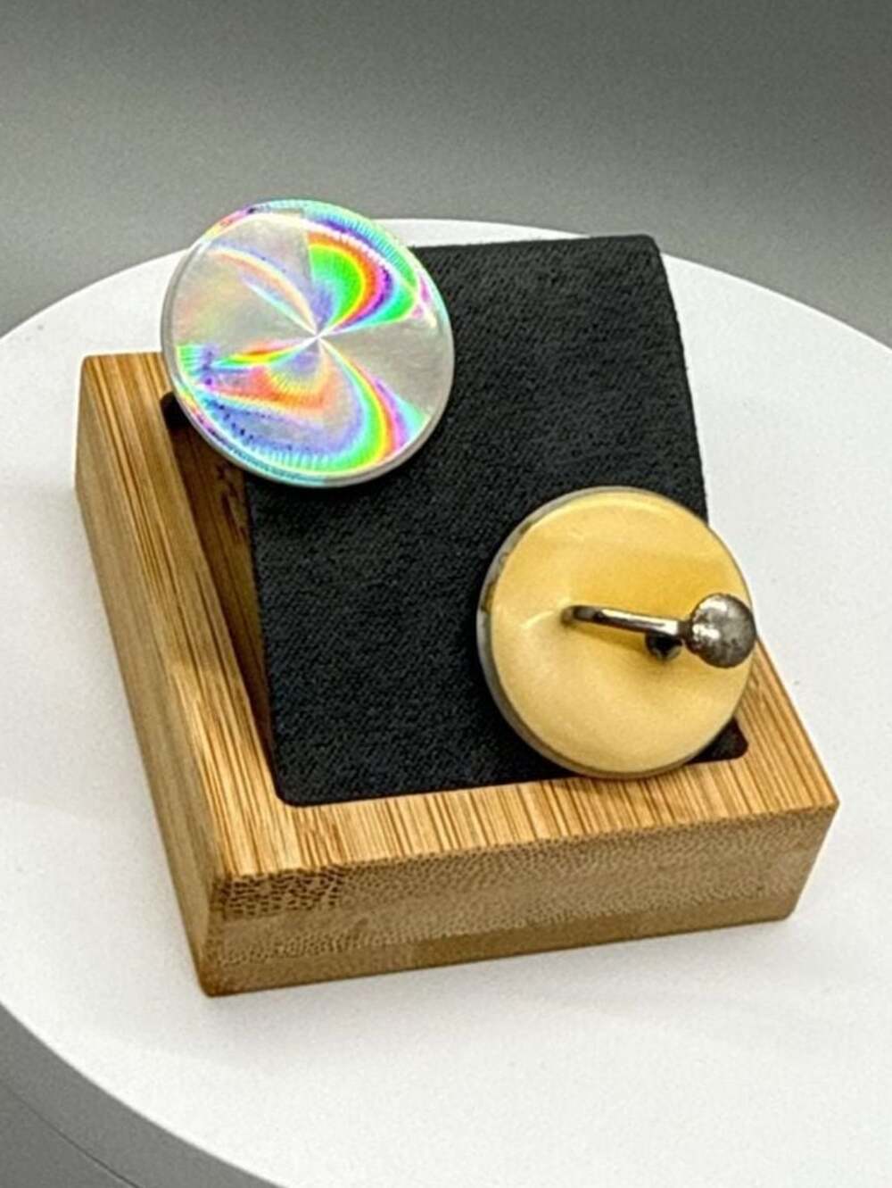 Vtg MCM Psychedelic Holographic Diffraction Disc Screw Back Earrings Silver Tone